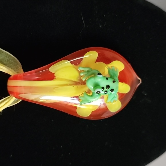 Glass frog necklace - Picture 2 of 4